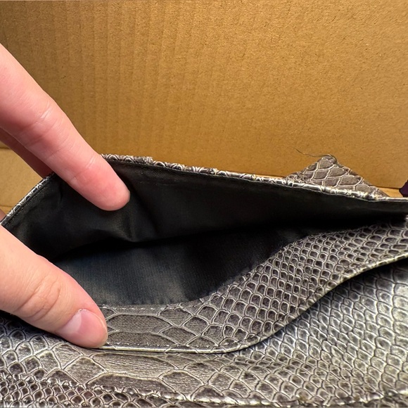 Guess Gray snakeskin embossed wallet - Picture 6 of 10